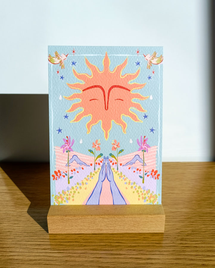 Ilustración tamaño postal saludo al sol de yoga en tonos coloridos