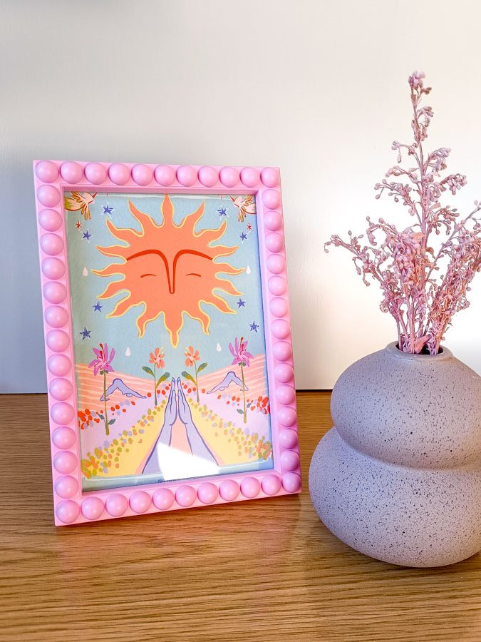 Ilustración tamaño postal saludo al sol, postura de yoga en tonos coloridos